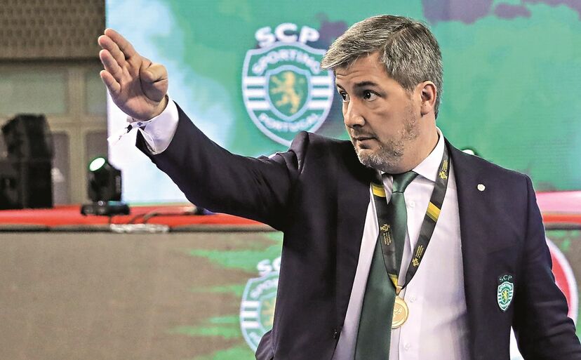 O antigo presidente do Sporting diz que não tem dinheiro para sustentar a família.