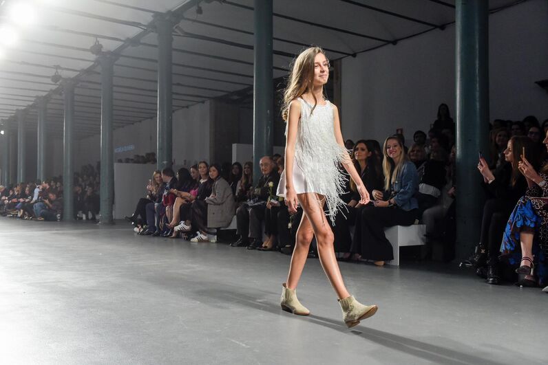 Filhas de Pepe, Salvio e Fábio Coentrão brilham em desfile de Micaela Oliveira