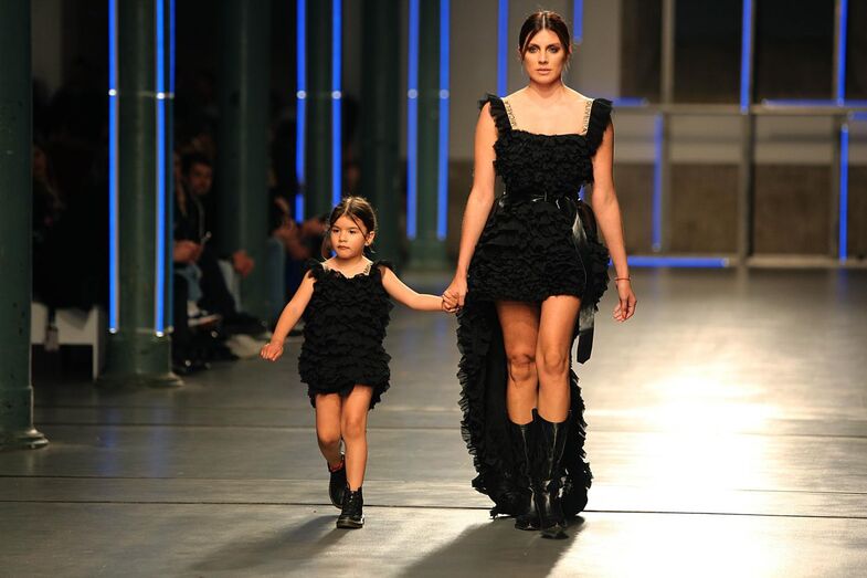 Filhas de Pepe, Salvio e Fábio Coentrão brilham em desfile de Micaela Oliveira