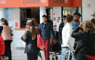 Agricultor João Bettencourt e Beatriz Meões encontram-se no aeroporto de Lisboa