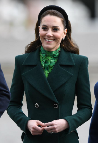 Kate Middleton rouba todos os olhares ao chegar na Irlanda