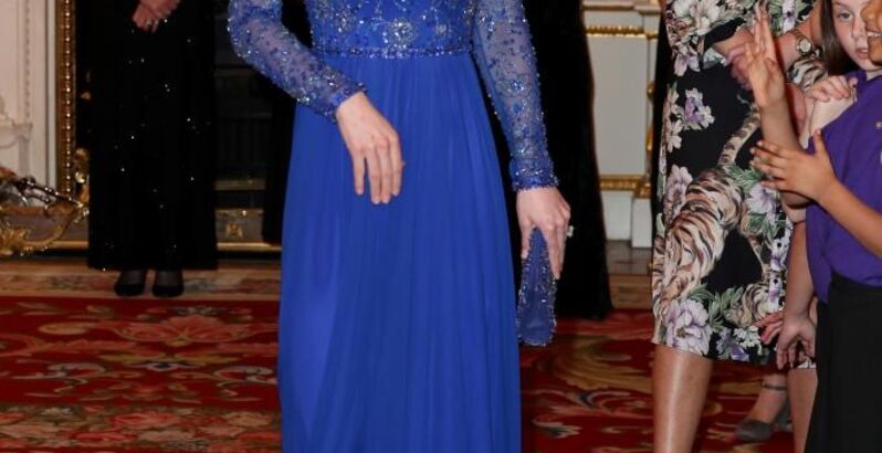 Linda! Kate Middleton repete vestido azul de 4000 euros