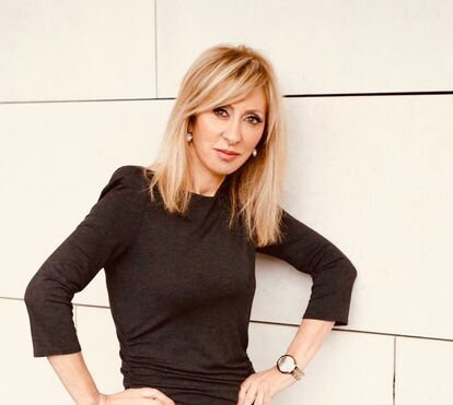 Com as altas temperaturas! O estranho look de Judite Sousa para passear o cão