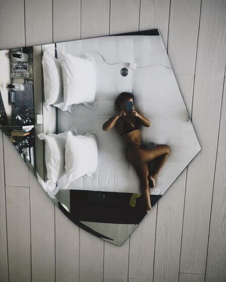 Famosas despem-se e deixam pouco por mostrar