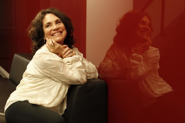 A ex-atriz de 73 anos seguiu um percurso político surpreendente ao apoiar Jair Bolsonaro, defender a ditadura militar e minimizar as mortes por Covid-19. As atitudes estão a sair caras