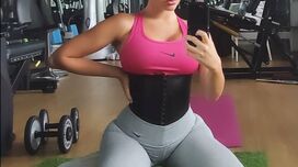 Que obsessão! As poses favoritas de Georgina Rodríguez