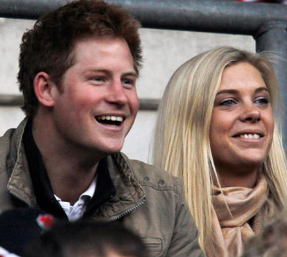 Quando namorava com Chelsy Davy, Príncipe Harry criou um perfil falso no Facebook para saber tudo o que diziam dele