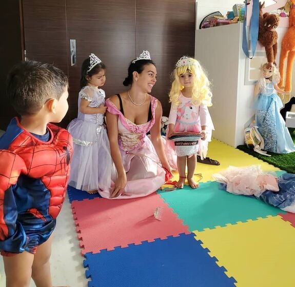 Tão giros! Filhos de Ronaldo e Georgina passam o domingo mascarados